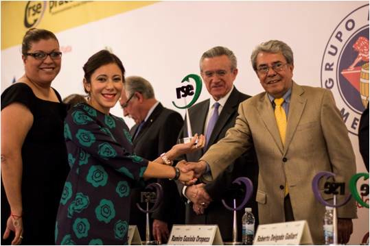 BRP’s Esperanza Mergil and Deyanira Pérez accept the award from CEMEFI’s Jorge Eduardo Familiar Haro and Ramiro Gaxiola Oropeza. 
