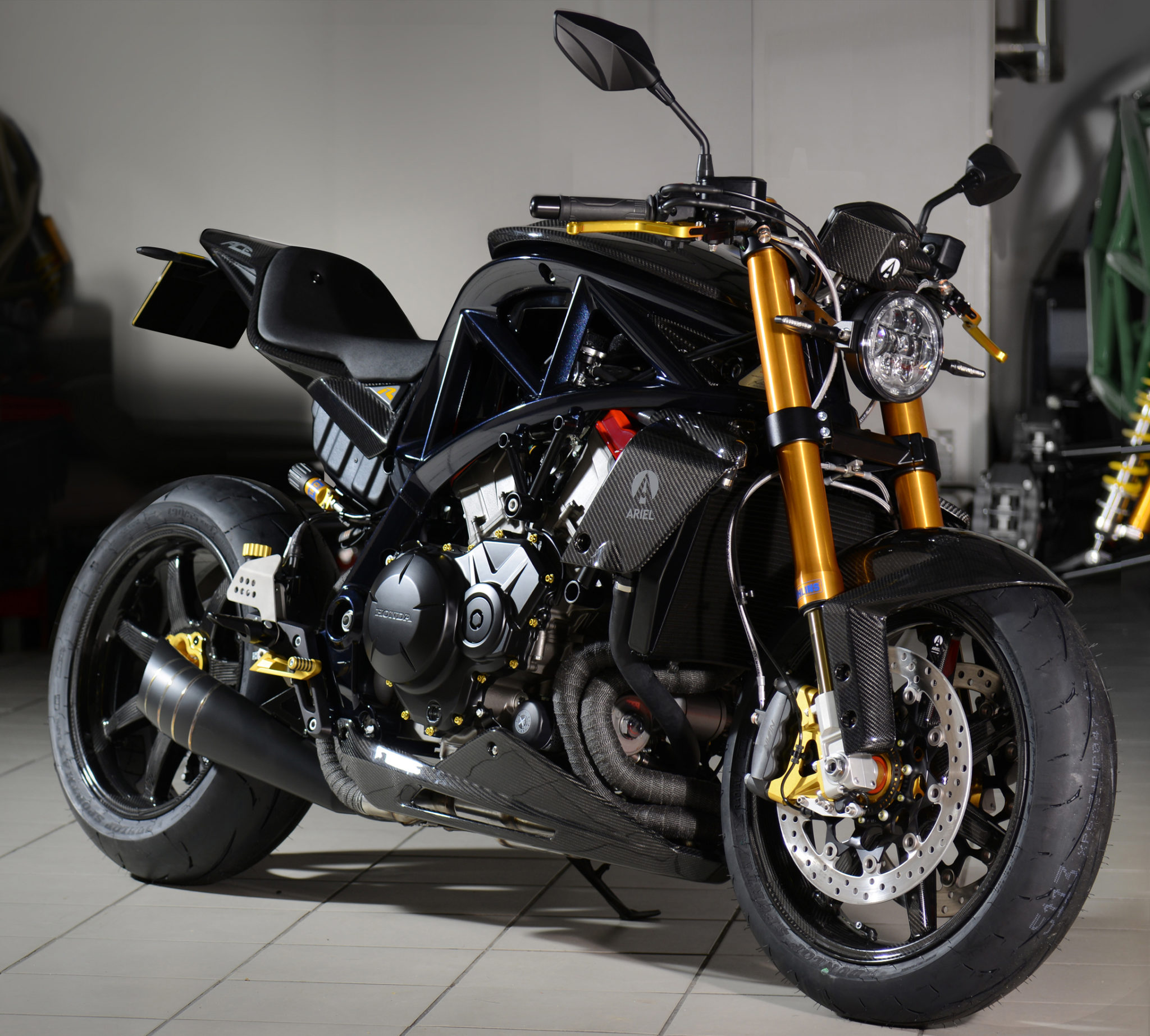 With carbon bodywork, black pearl frame and gold anodizing, the Ariel Ace R is a Limited Edition of which only 10 units will be made and sold worldwide.